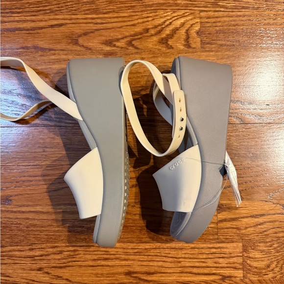 CROCS Women’s Brooklyn Platform Sandal in Beige - Picture 5 of 5